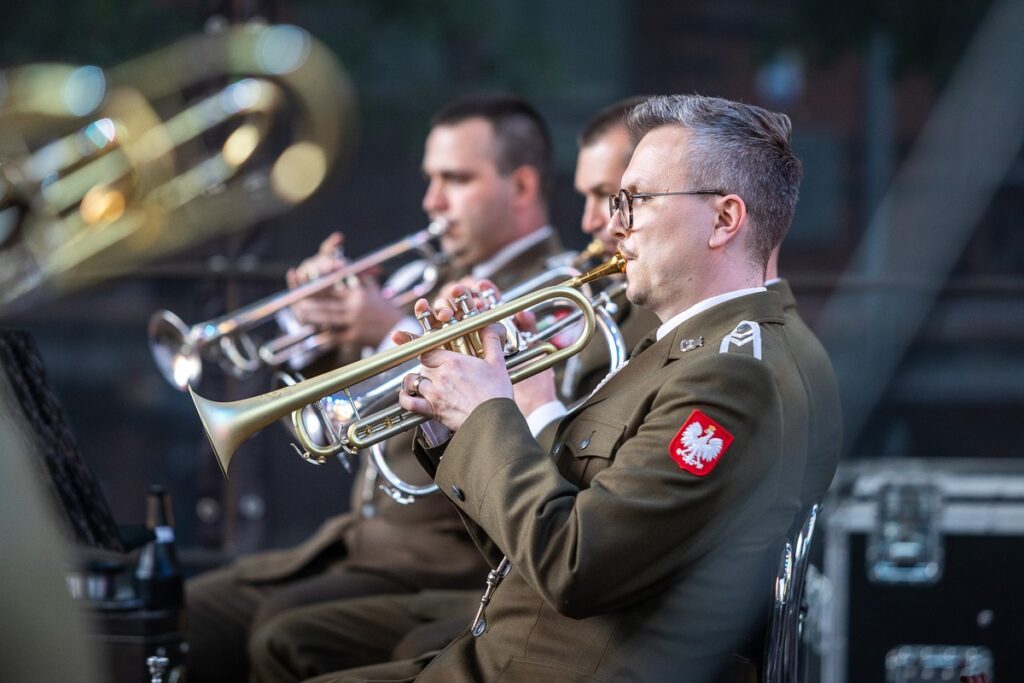 Obchody Dnia Flagi w Toruniu, fot. Szymon Zdziebło/tarantoga.pl dla UMWKP