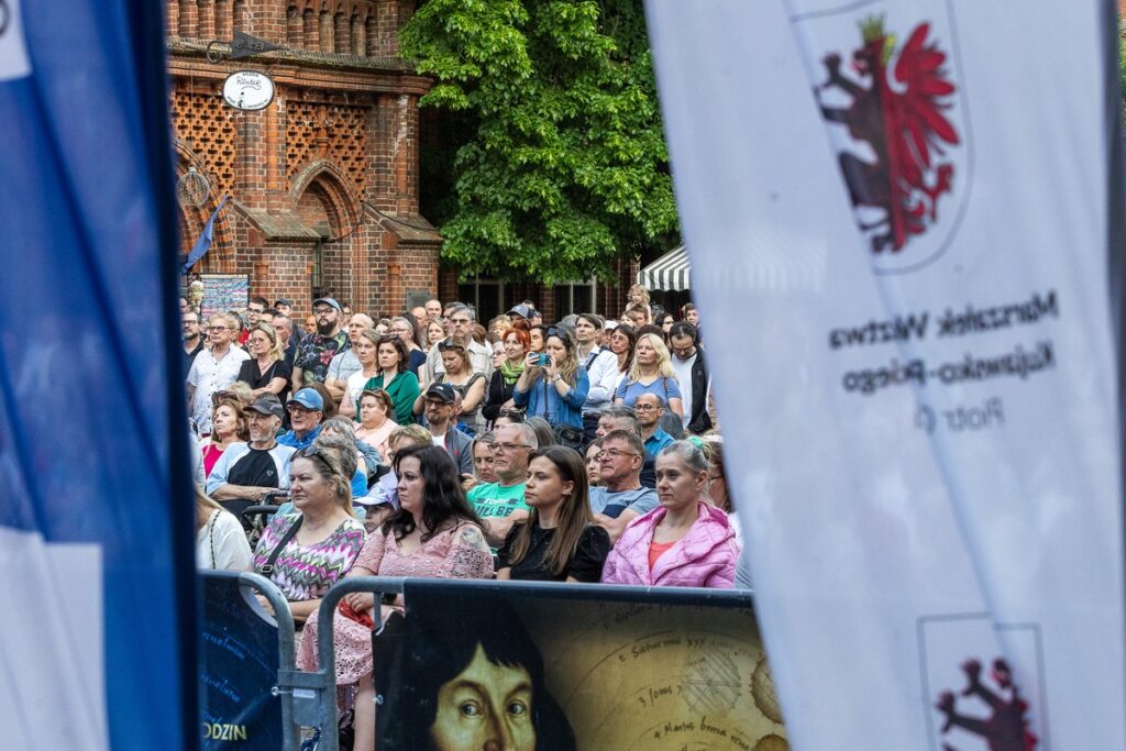 Obchody Dnia Flagi w Toruniu, fot. Szymon Zdziebło/tarantoga.pl dla UMWKP