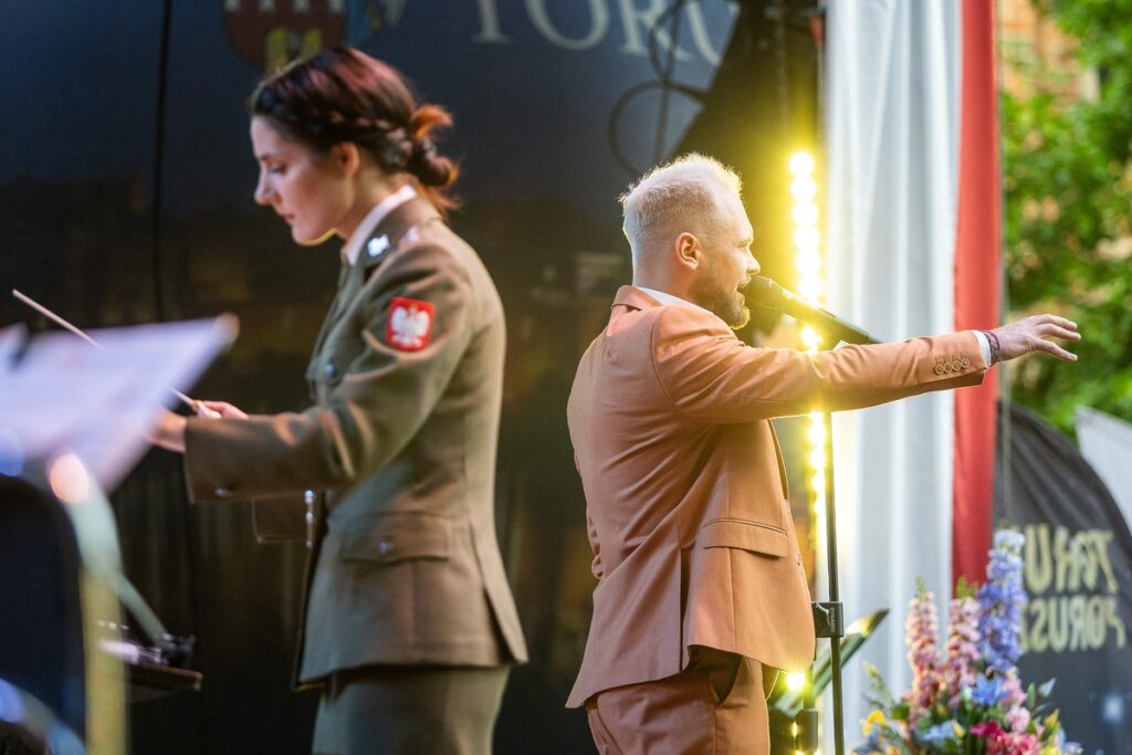 Obchody Dnia Flagi w Toruniu, fot. Szymon Zdziebło/tarantoga.pl dla UMWKP