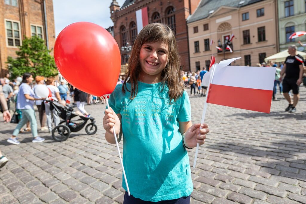 Obchody Dnia Flagi w Toruniu, fot. Szymon Zdziebło/tarantoga.pl dla UMWKP