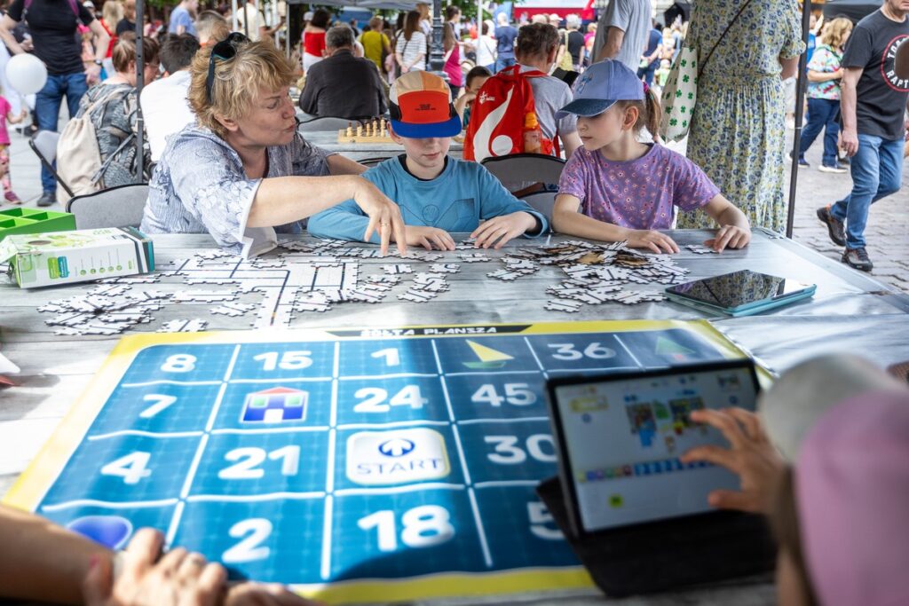 Obchody Dnia Flagi w Toruniu, fot. Szymon Zdziebło/tarantoga.pl dla UMWKP