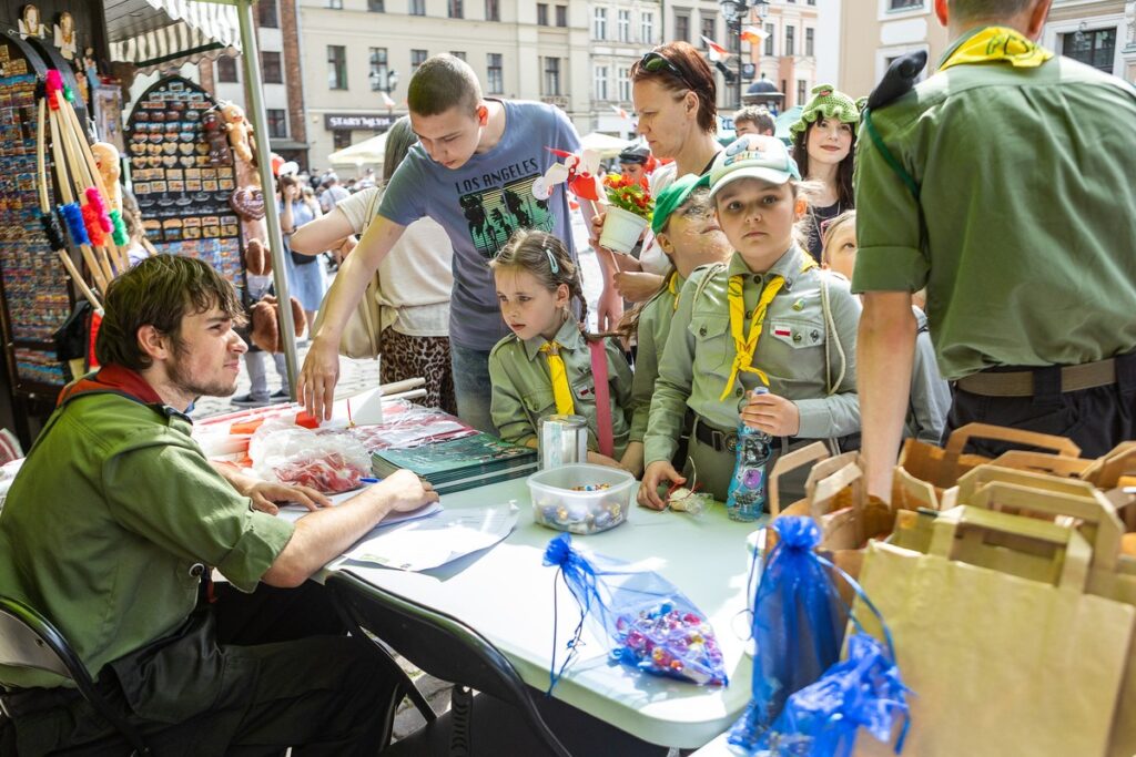 Obchody Dnia Flagi w Toruniu, fot. Szymon Zdziebło/tarantoga.pl dla UMWKP