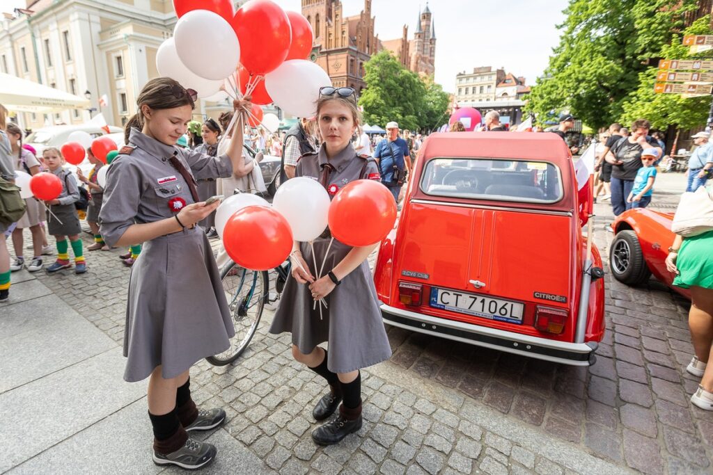 Obchody Dnia Flagi w Toruniu, fot. Szymon Zdziebło/tarantoga.pl dla UMWKP