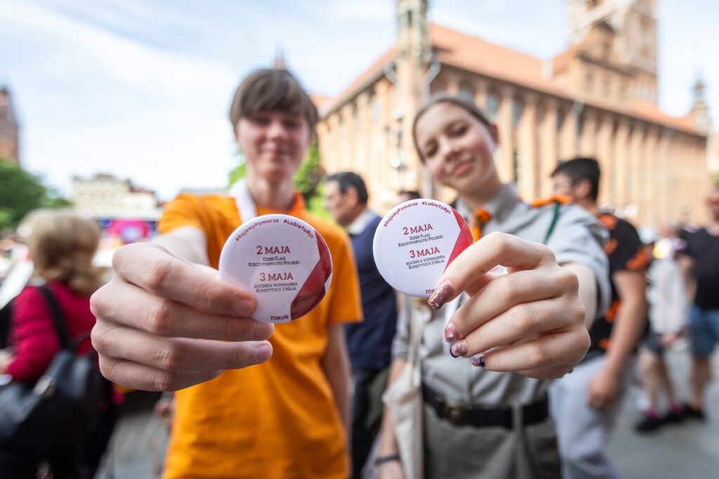 Obchody Dnia Flagi w Toruniu, fot. Szymon Zdziebło/tarantoga.pl dla UMWKP
