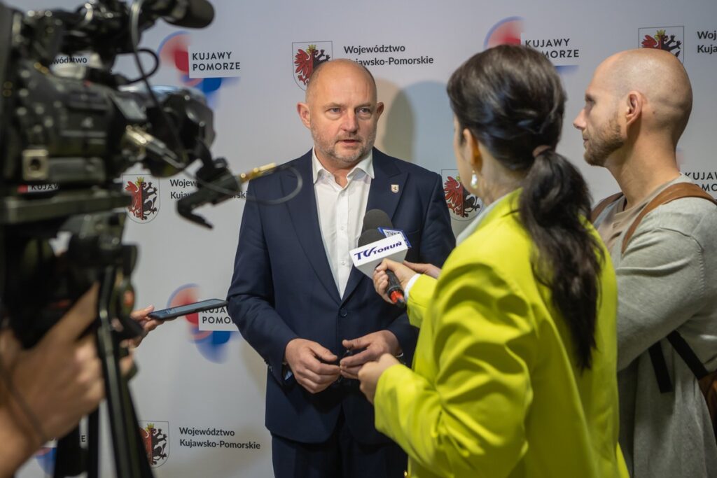 Podpisanie umowy z wykonawcą na budowę II etapu obwodnicy Mogilna, fot. Mikołaj Kuras dla UMWKP