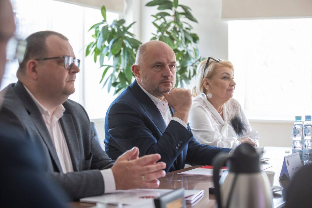 Podpisanie umowy z wykonawcą na budowę II etapu obwodnicy Mogilna, fot. Mikołaj Kuras dla UMWKP