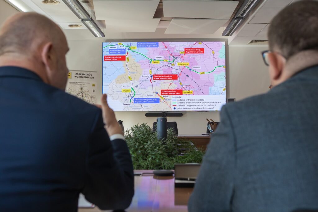 Podpisanie umowy z wykonawcą na budowę II etapu obwodnicy Mogilna, fot. Mikołaj Kuras dla UMWKP