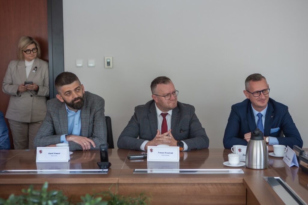 Podpisanie umowy z wykonawcą na budowę II etapu obwodnicy Mogilna, fot. Mikołaj Kuras dla UMWKP