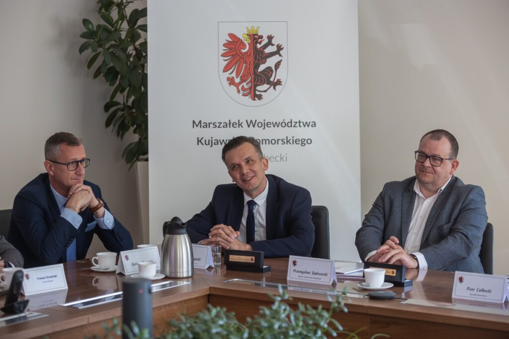 Podpisanie umowy z wykonawcą na budowę II etapu obwodnicy Mogilna, fot. Mikołaj Kuras dla UMWKP