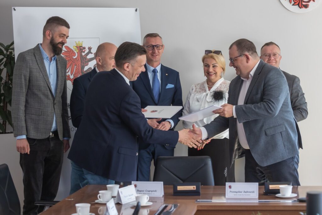 Podpisanie umowy z wykonawcą na budowę II etapu obwodnicy Mogilna, fot. Mikołaj Kuras dla UMWKP