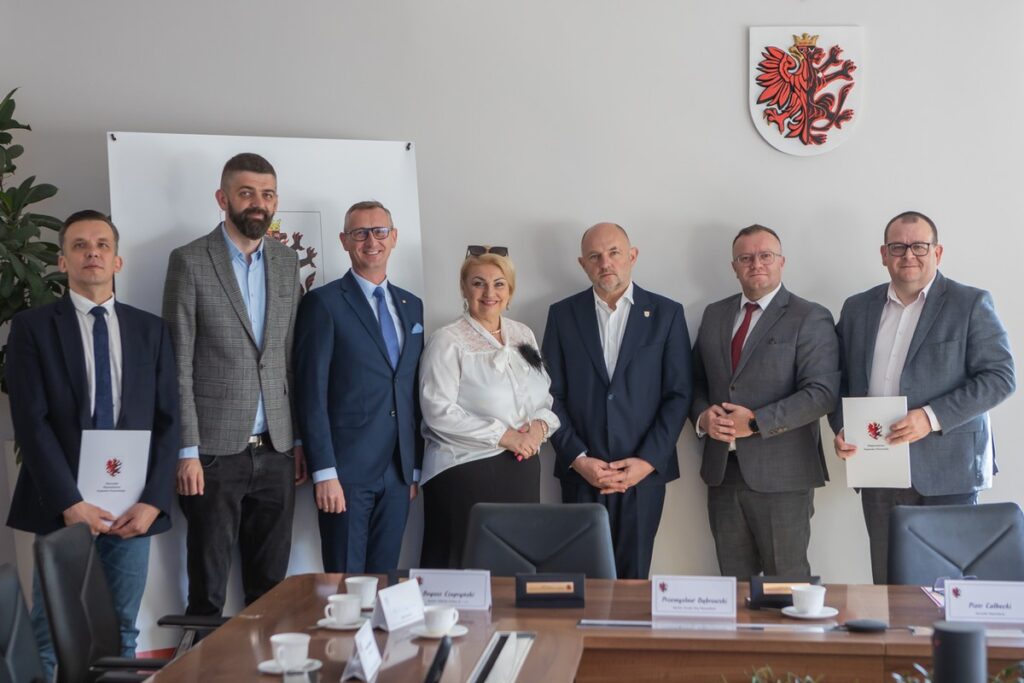 Podpisanie umowy z wykonawcą na budowę II etapu obwodnicy Mogilna, fot. Mikołaj Kuras dla UMWKP