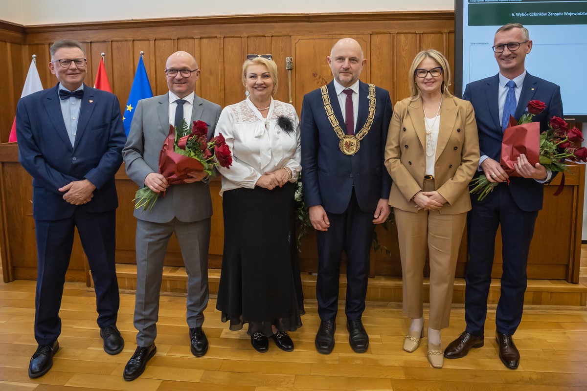 Nowo wybrany zarząd województwa, fot. Mikołaj Kuras dla UMWKP