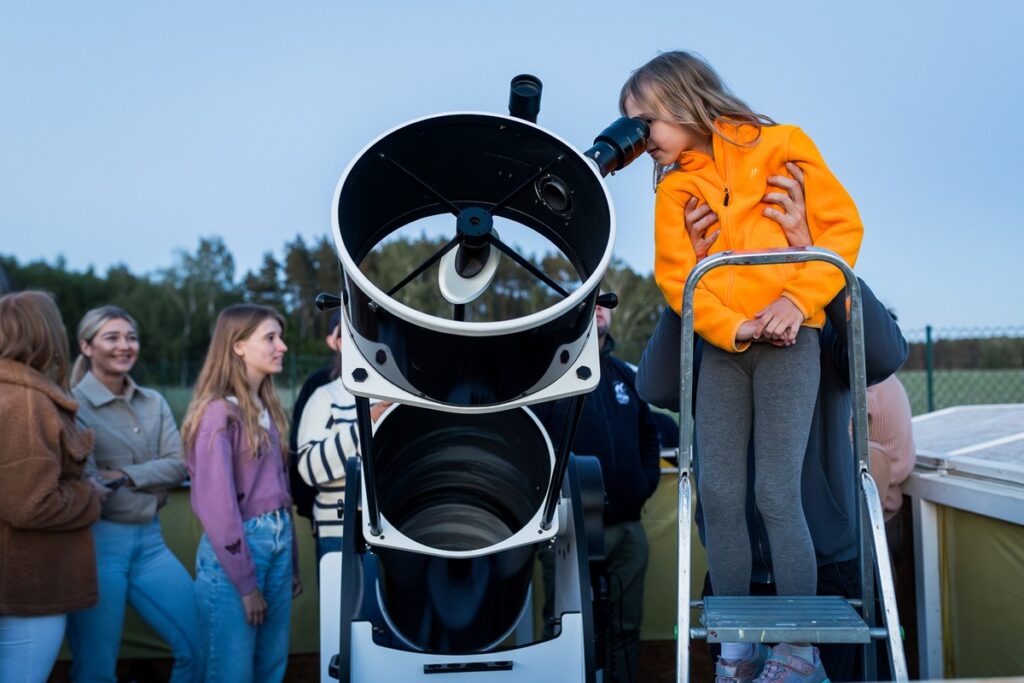 Wiosenny piknik astronomiczny w Niedźwiadach (pow. nakielski), fot. Tomasz Czachorowski, eventphoto.com.pl dla UMWKP