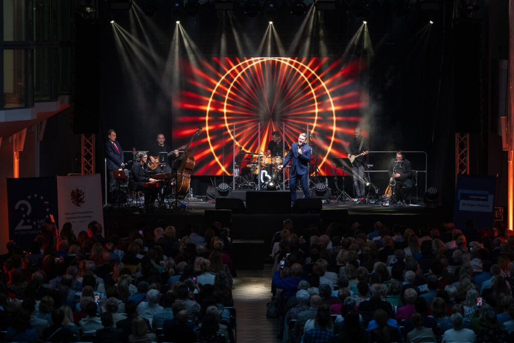 Koncert: Podróż po Europie” z okazji 20-lecia Polski w UE, fot. Szymon Zdziebło, tarantoga.pl dla UMWKP