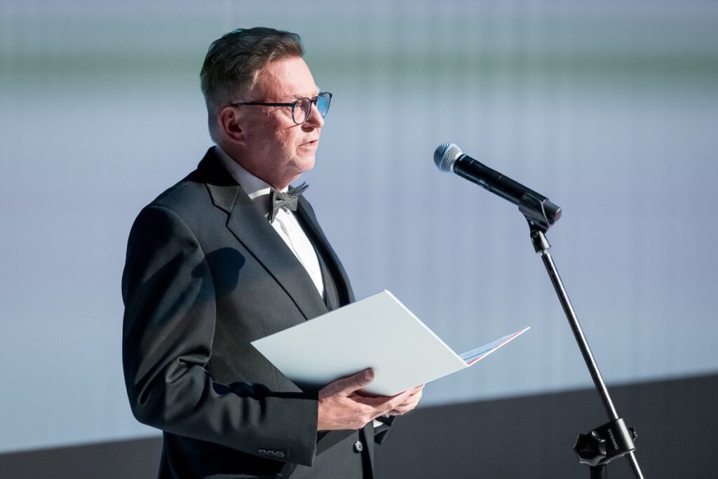 Gala jubileuszowa Centrum Onkologii - przemawiający wicemarszałek Zbigniew Ostrowski, fot. Tomasz Czachorowski dla UMWKP