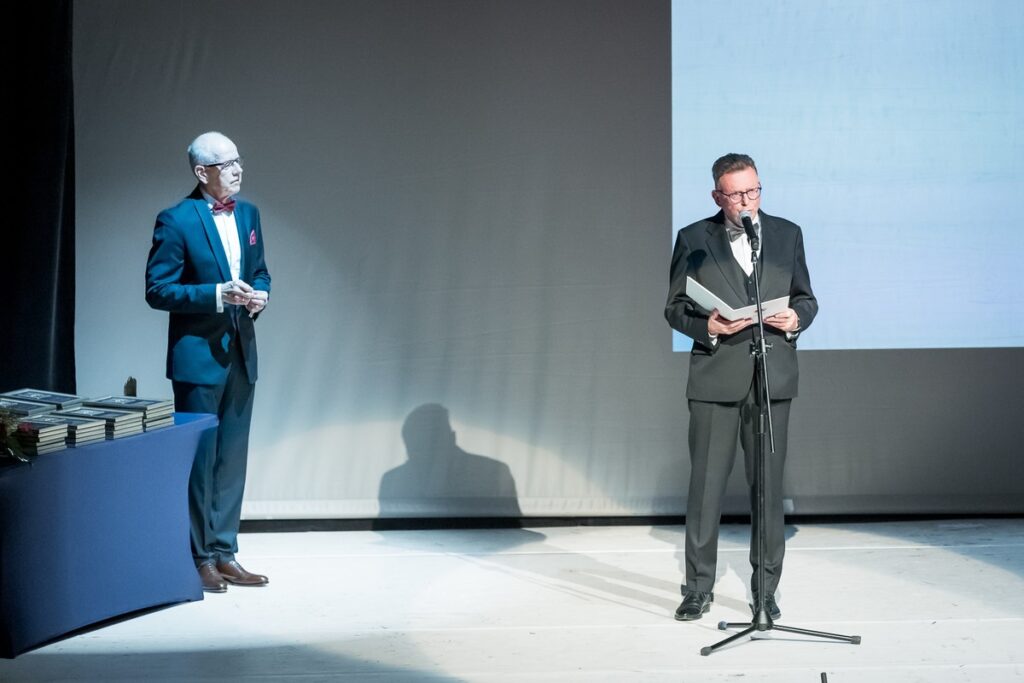 Gala jubileuszowa Centrum Onkologii przemawiający wicemarszałek Zbigniew Ostrowski, fot. Tomasz Czachorowski dla UMWKP