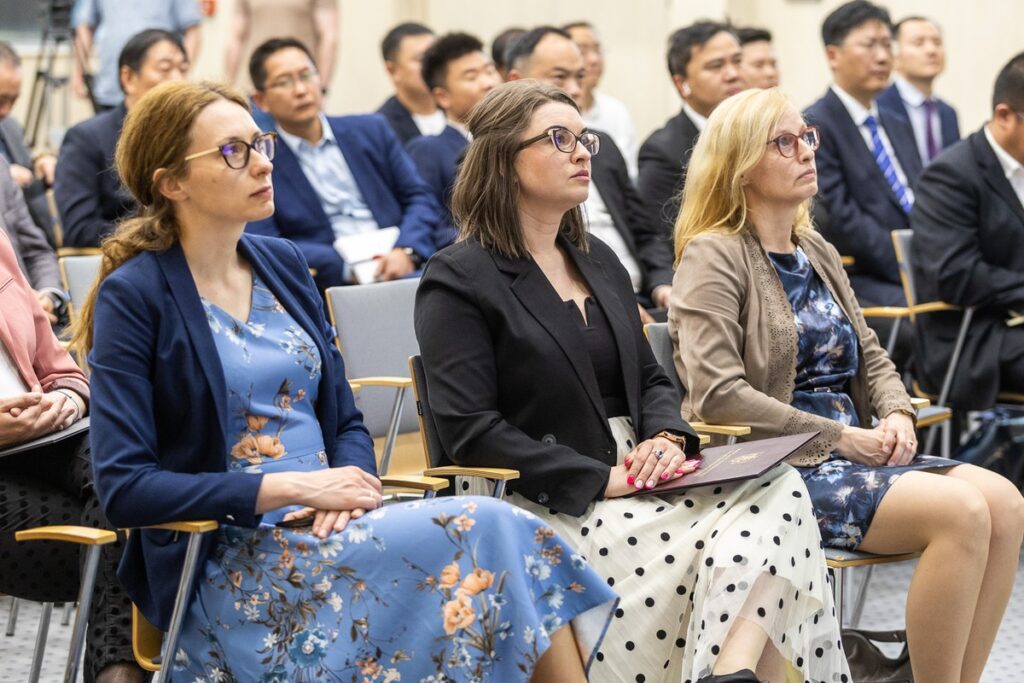 Spotkanie z delegacją z chińskiej prowincji Hubei, fot. Szymon Zdziebło/tarantoga.pl dla UMWKP
