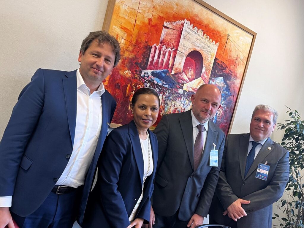 Konferencja FAO w Rzymie, na zdjęciu marszałek Piotr Całbecki, sekretarz Komisji NAT w Komitecie Regionów Serafino Nardi oraz Fatouma D. Seid i Raschad Al-Khafaji z FAO, fot. Mieszko Matusiak UMWKP