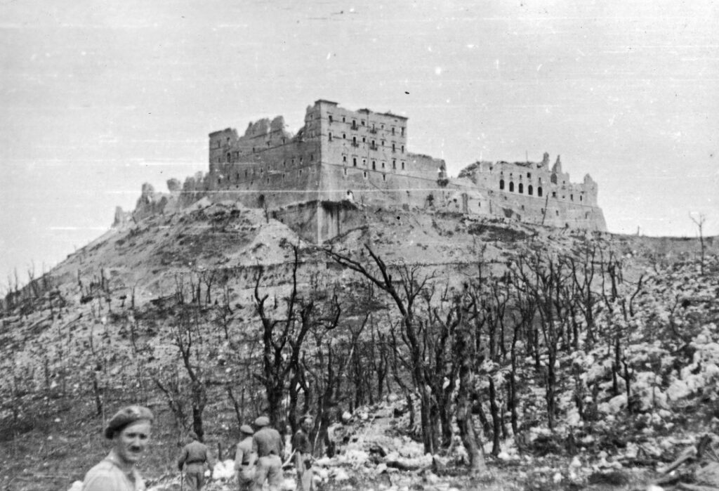 Żołnierze polskiej Samodzielnej 2. Brygady Pancernej na tle ruin umocnień na Monte Cassino, archiwum fotograficzne Tadeusza Szumańskiego w zbiorach Narodowego Archiwum Cyfrowego