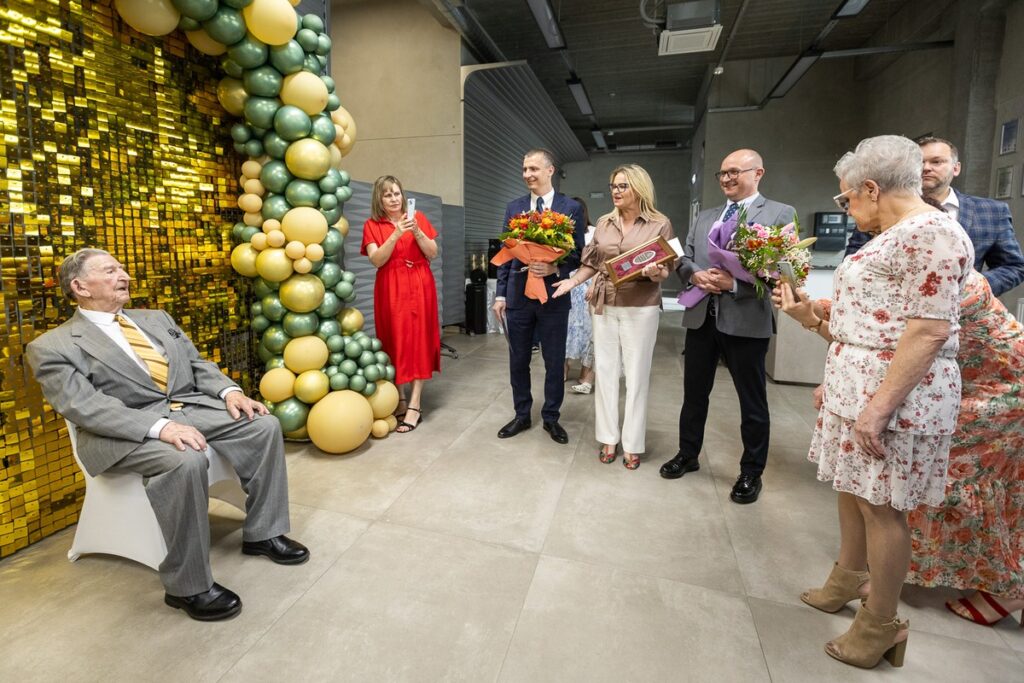Wręczenie medalu Unitas Durat Czesławowi Kanderskiemu, fot. Szymon Zdziebło/tarantoga.pl dla UMWKP