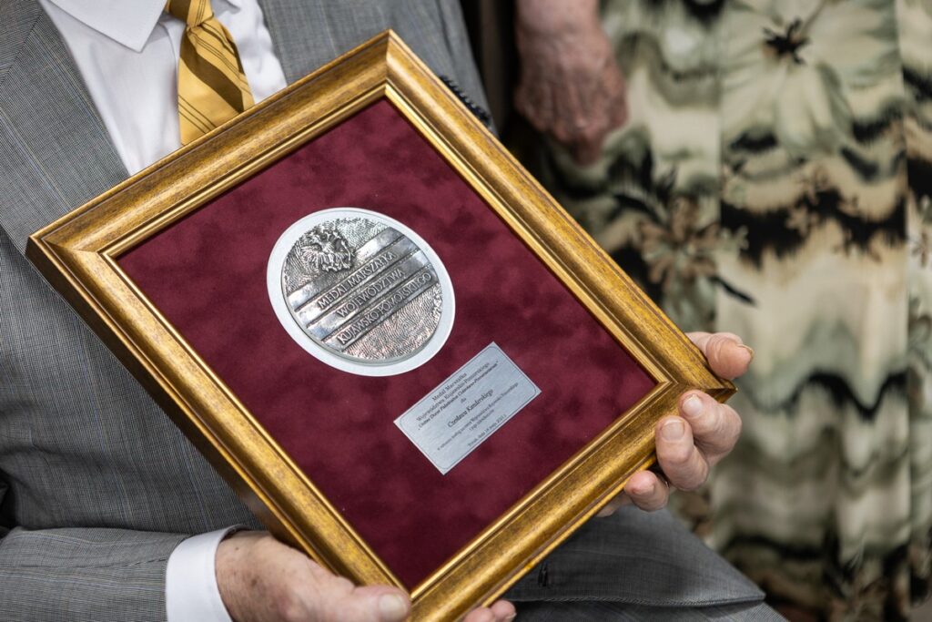 Wręczenie medalu Unitas Durat Czesławowi Kanderskiemu, fot. Szymon Zdziebło/tarantoga.pl dla UMWKP
