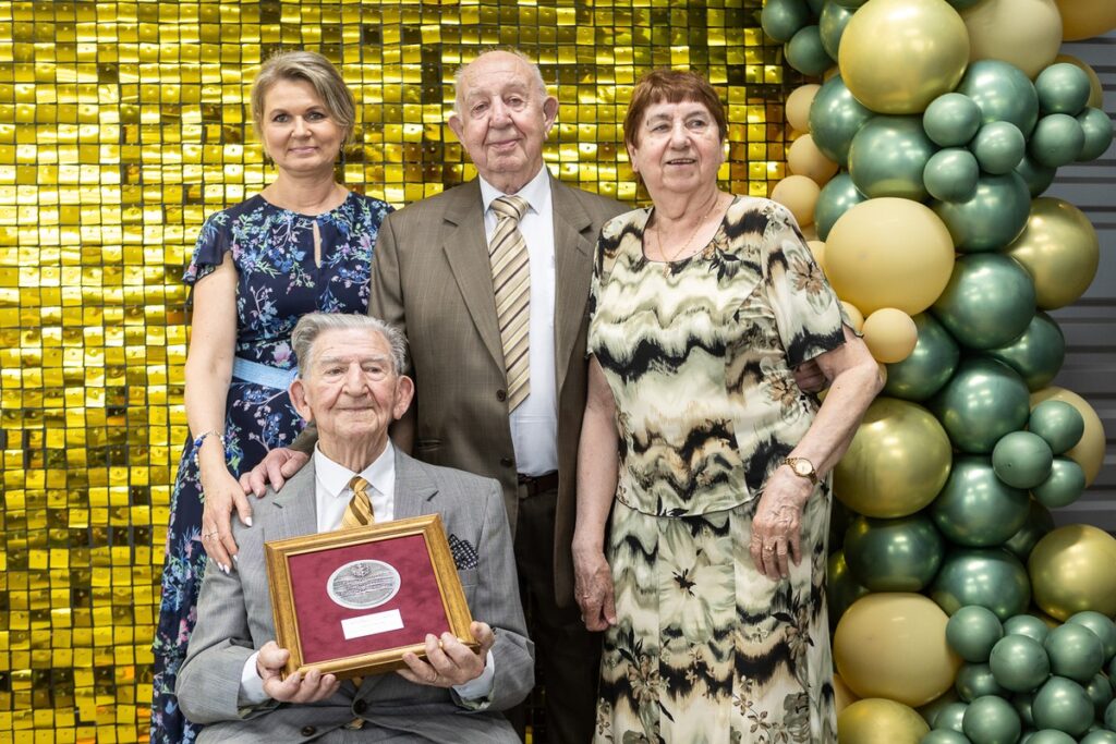 Wręczenie medalu Unitas Durat Czesławowi Kanderskiemu, fot. Szymon Zdziebło/tarantoga.pl dla UMWKP