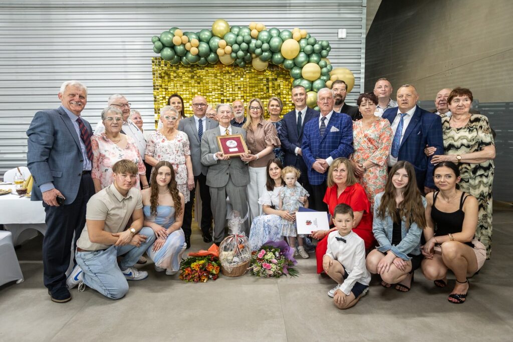 Wręczenie medalu Unitas Durat Czesławowi Kanderskiemu, fot. Szymon Zdziebło/tarantoga.pl dla UMWKP