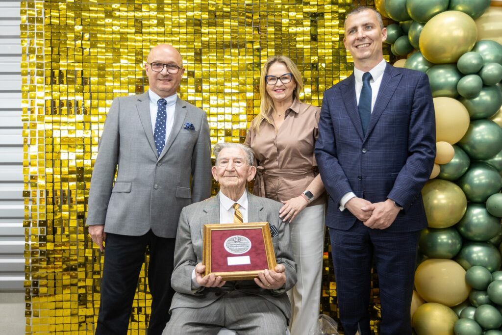 Wręczenie medalu Unitas Durat Czesławowi Kanderskiemu, fot. Szymon Zdziebło/tarantoga.pl dla UMWKP