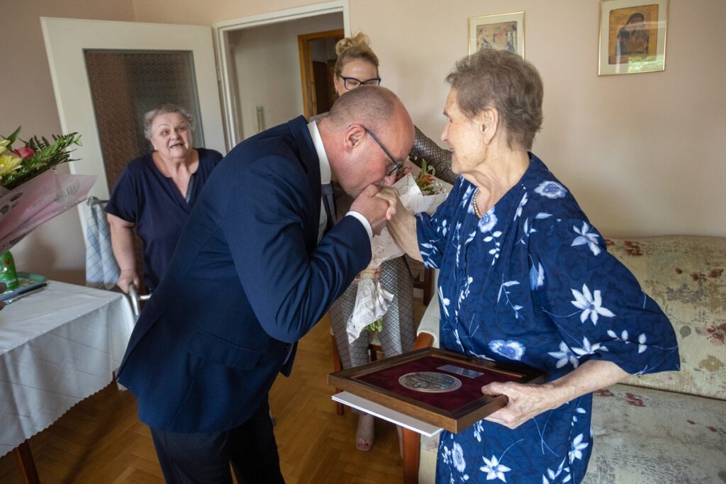 Wręczenie medalu Unitas Durat Bronisławie Kozłowskiej, fot. Mikołaj Kuras dla UMWKP