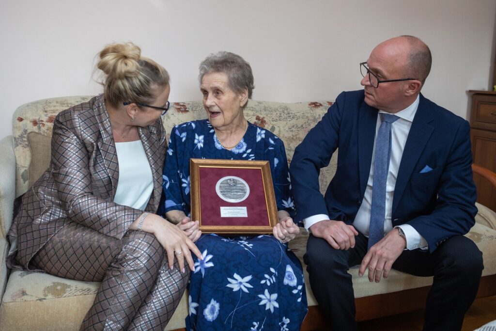 Wręczenie medalu Unitas Durat Bronisławie Kozłowskiej, fot. Mikołaj Kuras dla UMWKP