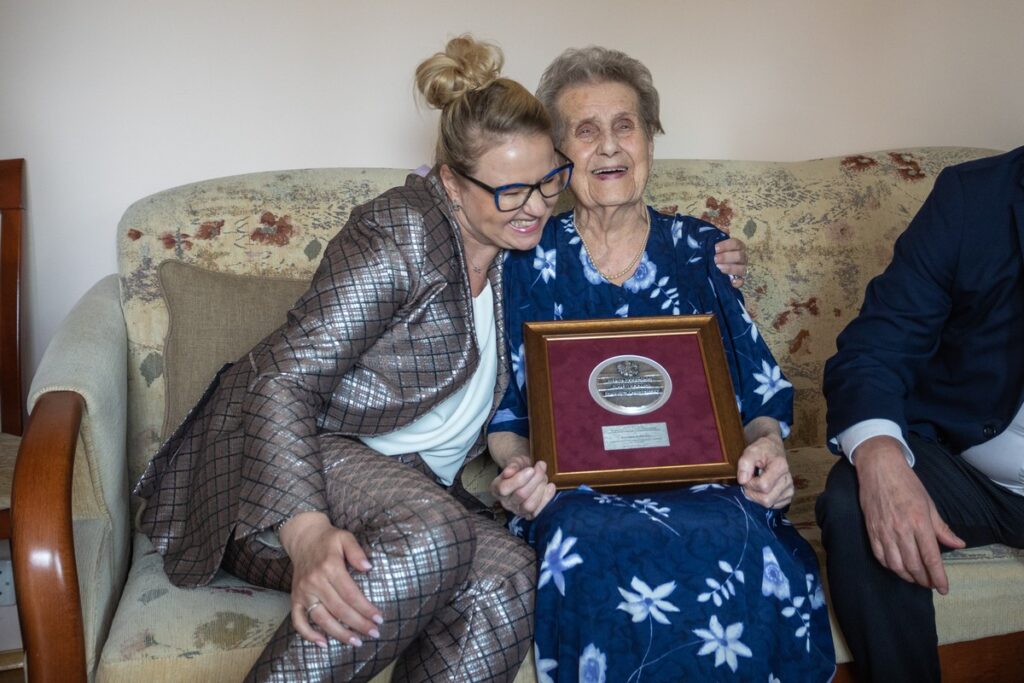 Wręczenie medalu Unitas Durat Bronisławie Kozłowskiej, fot. Mikołaj Kuras dla UMWKP