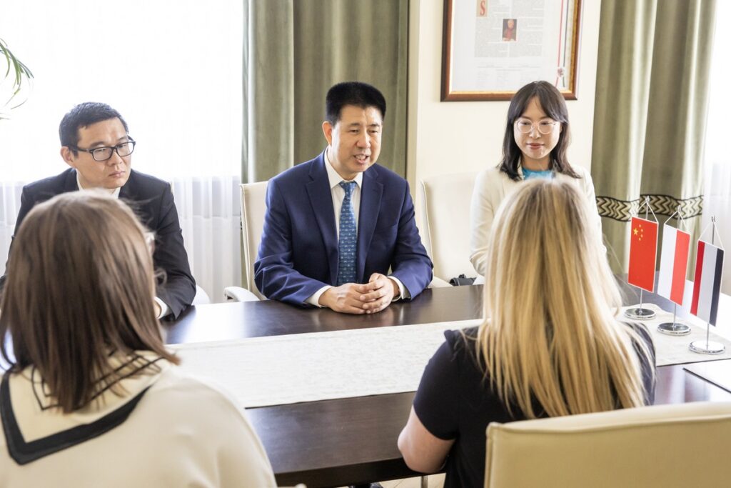 Spotkanie wicemarszałka województwa Anety Jędrzejewskiej z ambasadorem Sun Linjiangiem i prezesem Hu Xinyuanem, fot. Andrzej Goiński/UMWKP