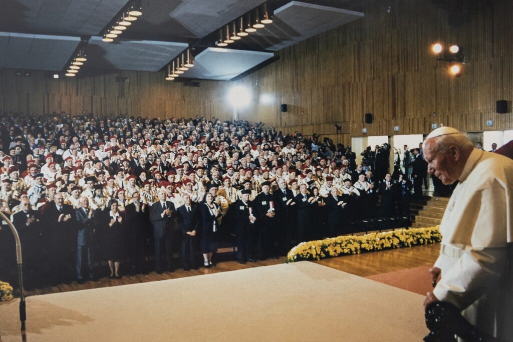 Spotkanie Jana Pawła II z przedstawicielami środowisk naukowych, 7 czerwca 1999, Uniwersytet Mikołaja Kopernika, fot. Wojtek Szabelski