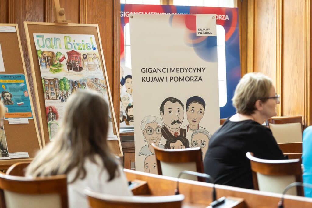Wręczenie nagród laureatom konkursu plastycznego „Giganci Medycyny Kujaw i Pomorza”, fot. Szymon Zdziebło/tarantoga.com.pl