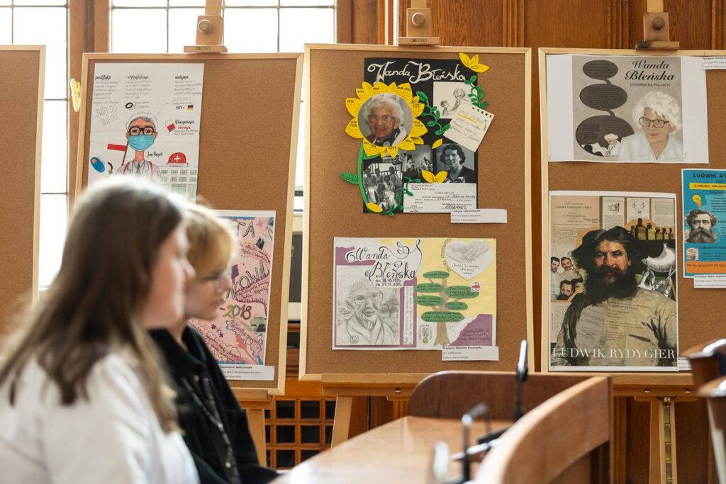 Wręczenie nagród laureatom konkursu plastycznego „Giganci Medycyny Kujaw i Pomorza”, fot. Szymon Zdziebło/tarantoga.com.pl