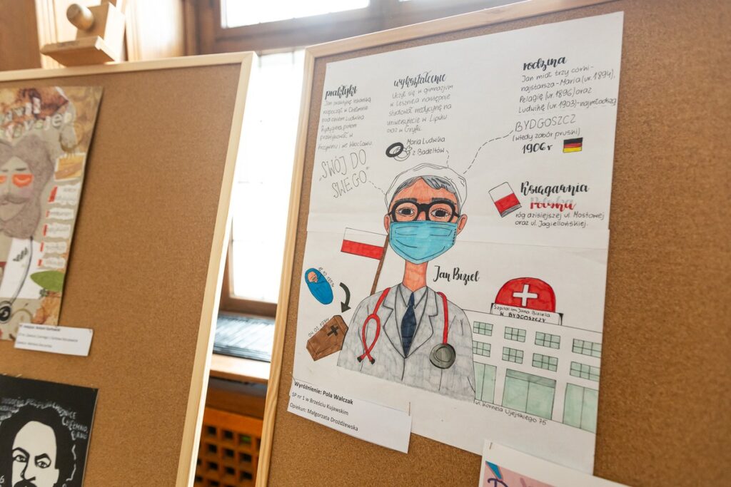 Wręczenie nagród laureatom konkursu plastycznego „Giganci Medycyny Kujaw i Pomorza”, fot. Szymon Zdziebło/tarantoga.com.pl