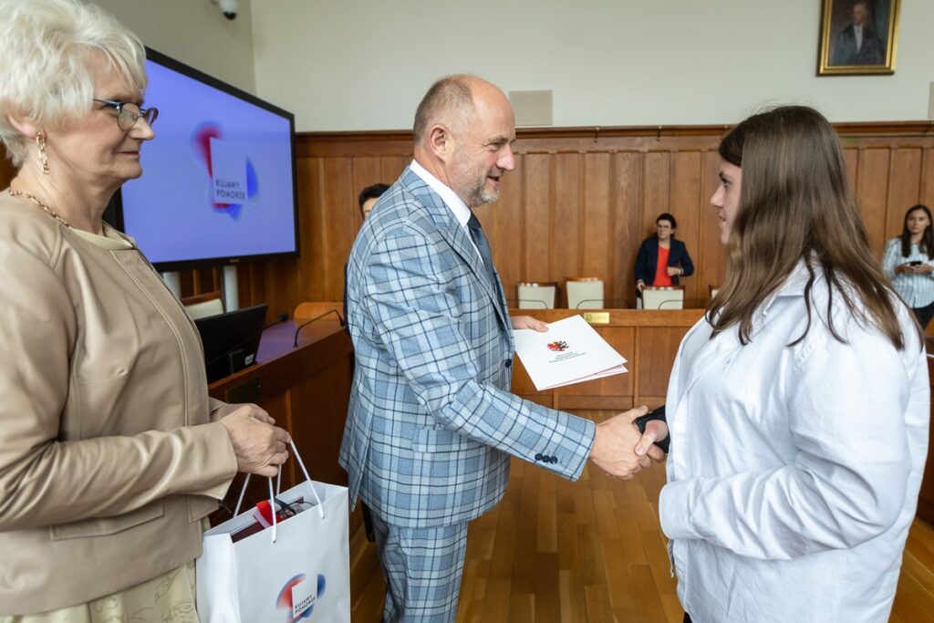Wręczenie nagród laureatom konkursu plastycznego „Giganci Medycyny Kujaw i Pomorza”, fot. Szymon Zdziebło/tarantoga.com.pl