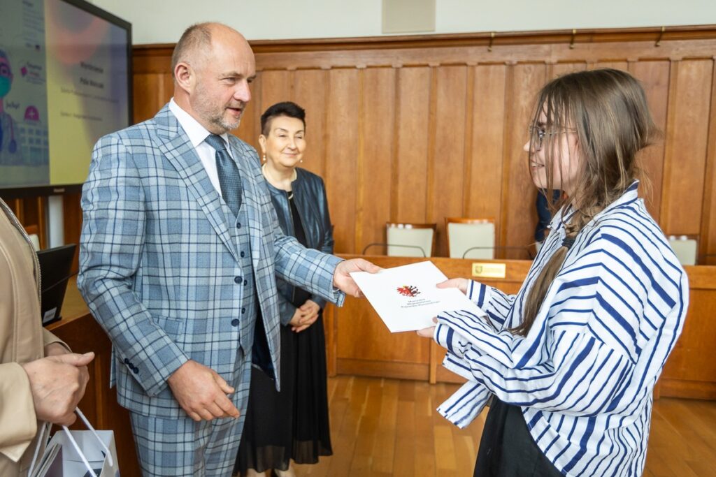 Wręczenie nagród laureatom konkursu plastycznego „Giganci Medycyny Kujaw i Pomorza”, fot. Szymon Zdziebło/tarantoga.com.pl