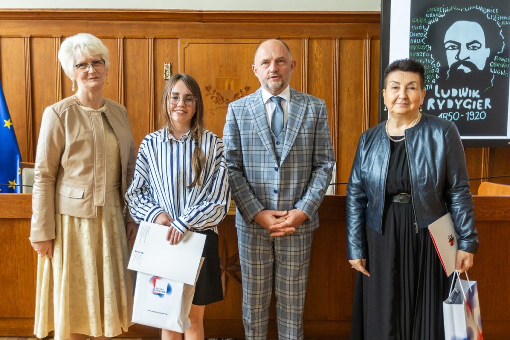 Wręczenie nagród laureatom konkursu plastycznego „Giganci Medycyny Kujaw i Pomorza”, fot. Szymon Zdziebło/tarantoga.com.pl