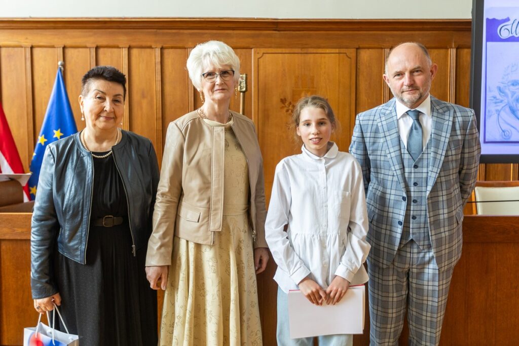 Wręczenie nagród laureatom konkursu plastycznego „Giganci Medycyny Kujaw i Pomorza”, fot. Szymon Zdziebło/tarantoga.com.pl