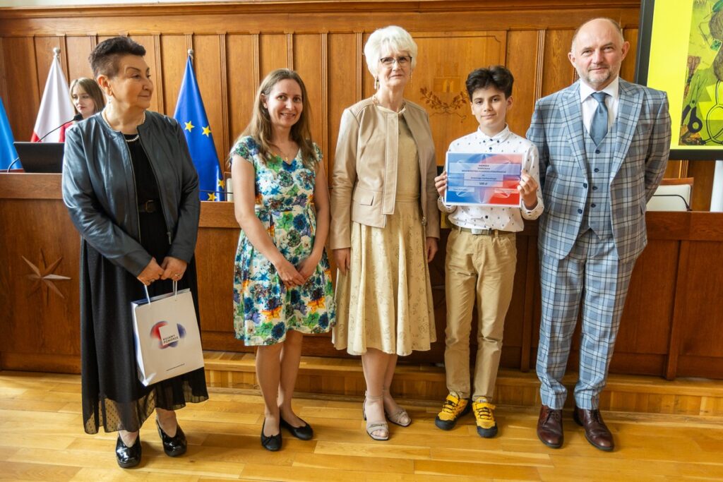Wręczenie nagród laureatom konkursu plastycznego „Giganci Medycyny Kujaw i Pomorza”, fot. Szymon Zdziebło/tarantoga.com.pl