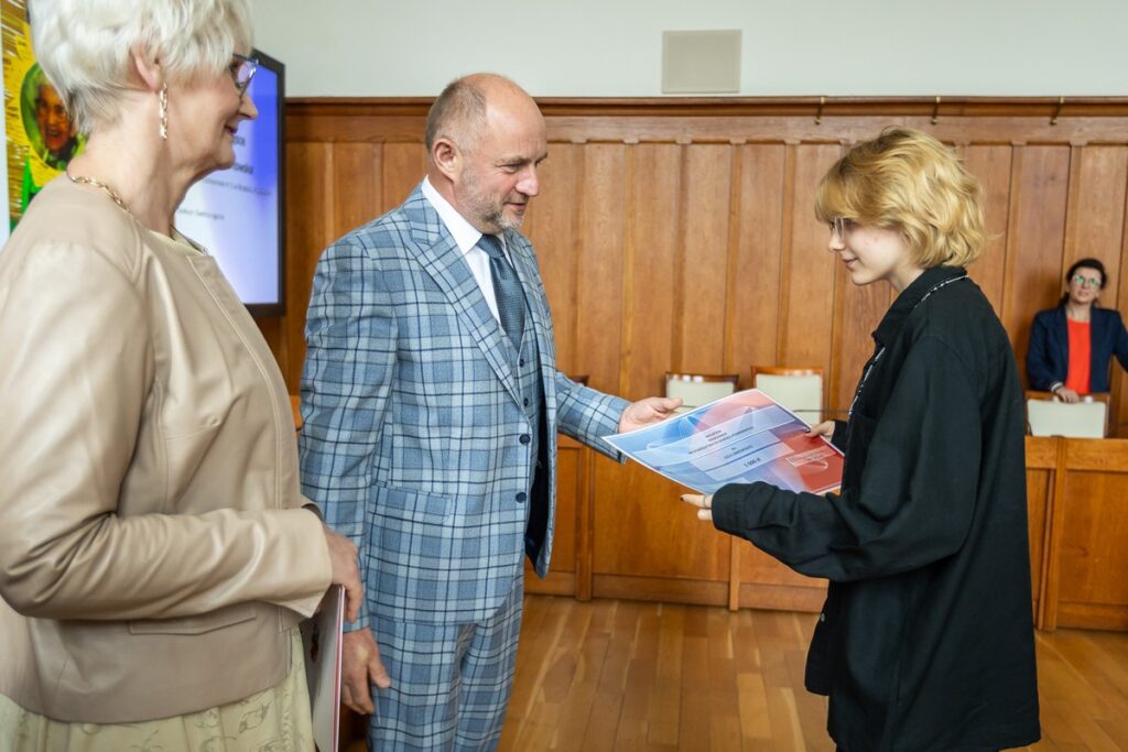Wręczenie nagród laureatom konkursu plastycznego „Giganci Medycyny Kujaw i Pomorza”, fot. Szymon Zdziebło/tarantoga.com.pl