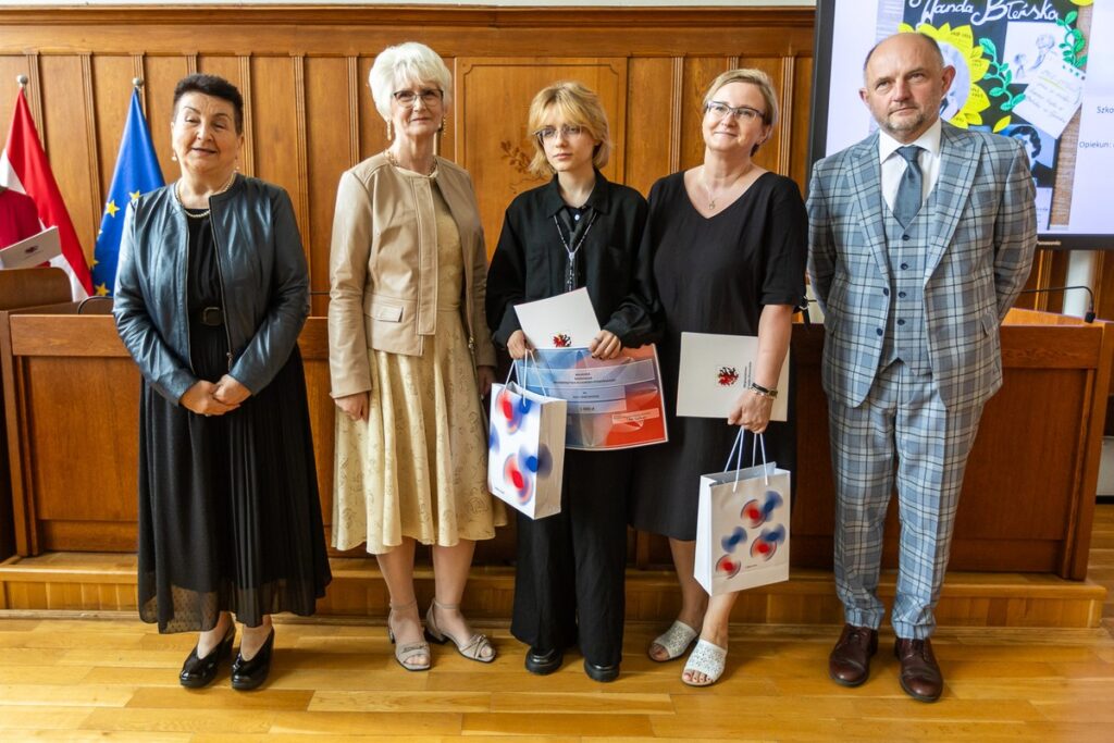 Wręczenie nagród laureatom konkursu plastycznego „Giganci Medycyny Kujaw i Pomorza”, fot. Szymon Zdziebło/tarantoga.com.pl