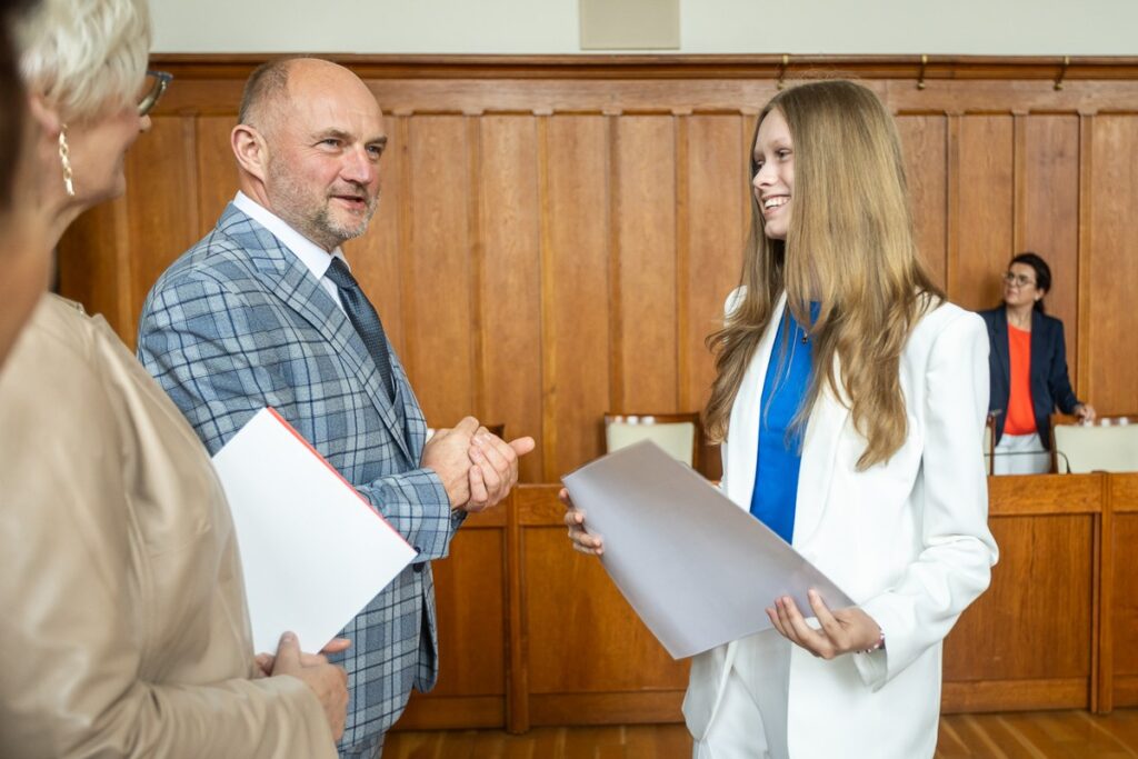 Wręczenie nagród laureatom konkursu plastycznego „Giganci Medycyny Kujaw i Pomorza”, fot. Szymon Zdziebło/tarantoga.com.pl