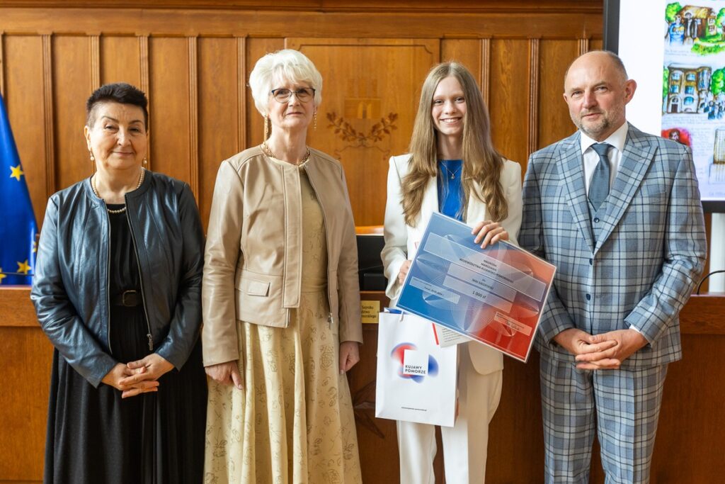 Wręczenie nagród laureatom konkursu plastycznego „Giganci Medycyny Kujaw i Pomorza”, fot. Szymon Zdziebło/tarantoga.com.pl