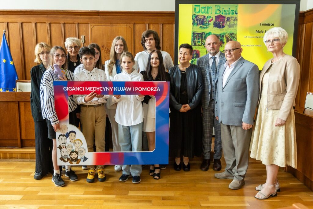 Wręczenie nagród laureatom konkursu plastycznego „Giganci Medycyny Kujaw i Pomorza”, fot. Szymon Zdziebło/tarantoga.com.pl