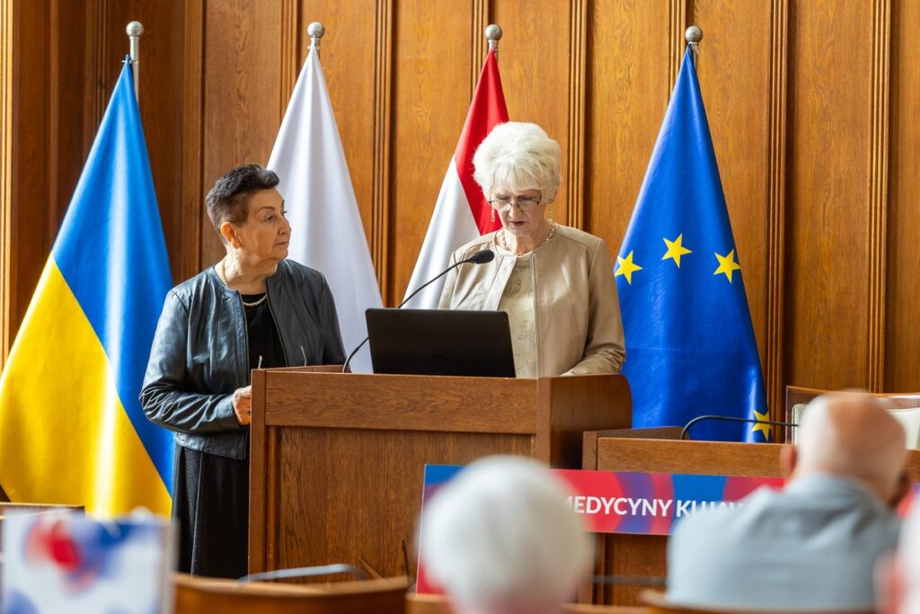 Wręczenie nagród laureatom konkursu plastycznego „Giganci Medycyny Kujaw i Pomorza”, fot. Szymon Zdziebło/tarantoga.com.pl