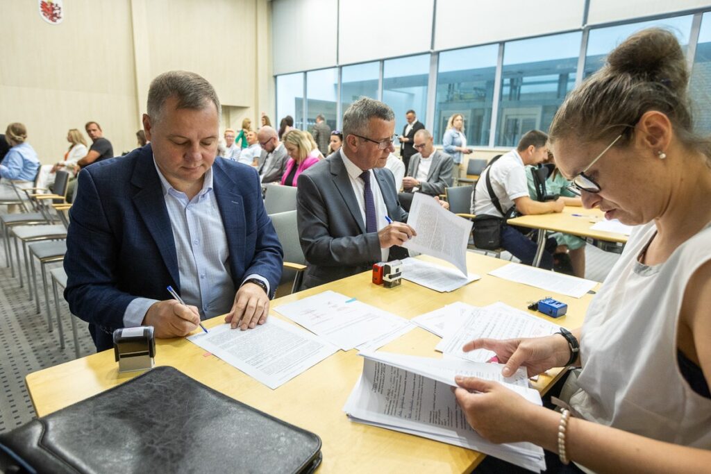 Uroczystość wręczenia umów, 29 maja 2024, fot. Szymon Zdziebło/tarantoga.pl dla UMWKP