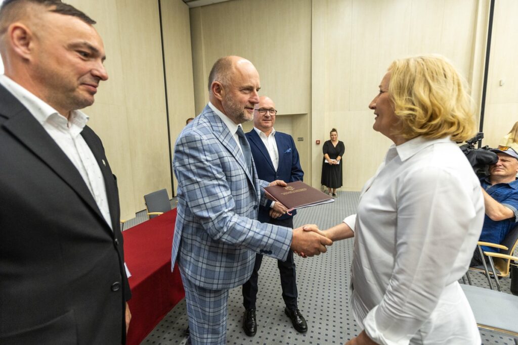 Uroczystość wręczenia umów, 29 maja 2024, fot. Szymon Zdziebło/tarantoga.pl dla UMWKP