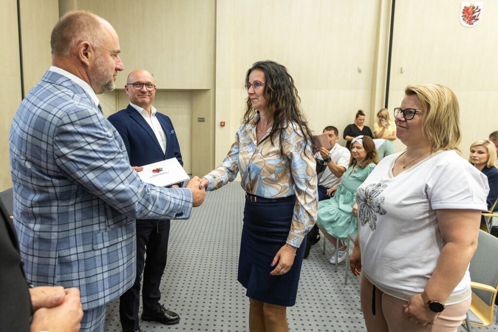 Uroczystość wręczenia umów, 29 maja 2024, fot. Szymon Zdziebło/tarantoga.pl dla UMWKP